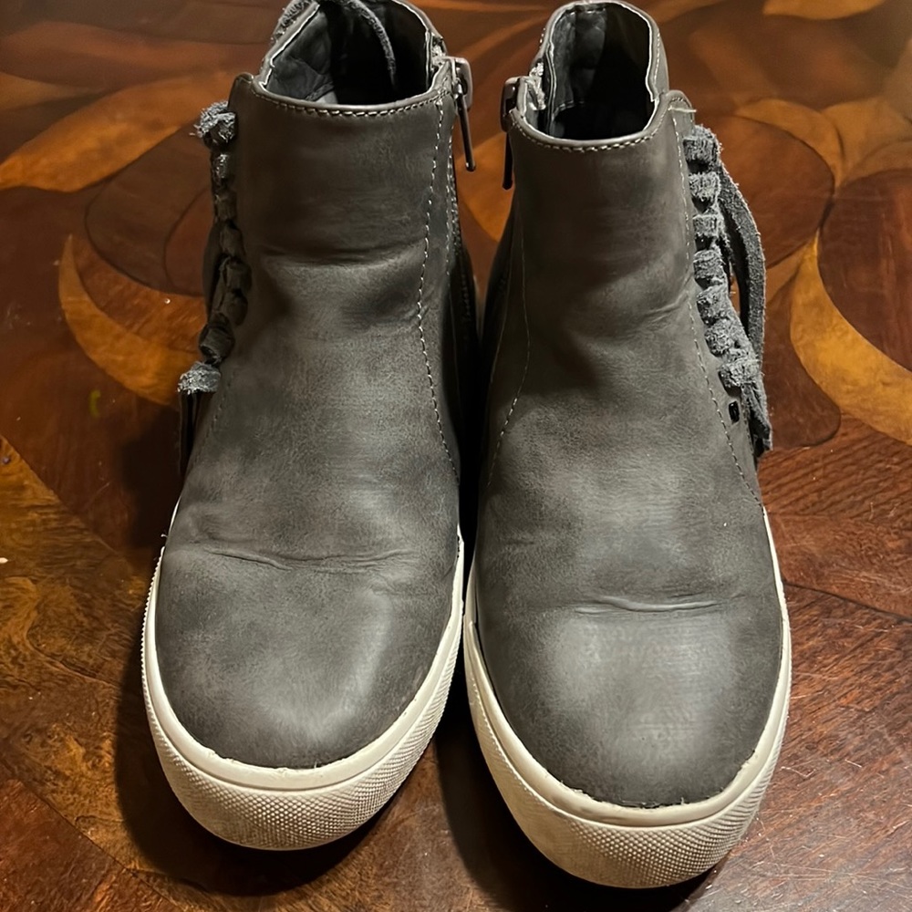 Volatile Kids size 12 gray fringe boots